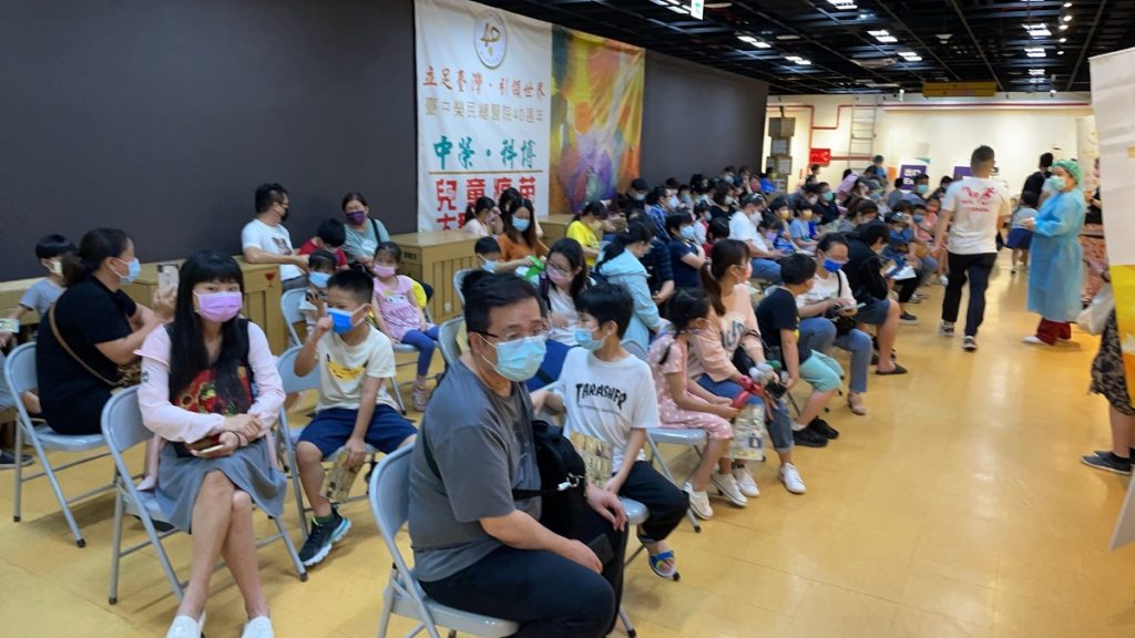 「中榮科博兒童疫苗大型接種站」首日施打疫苗情形（圖/台中榮總提供）