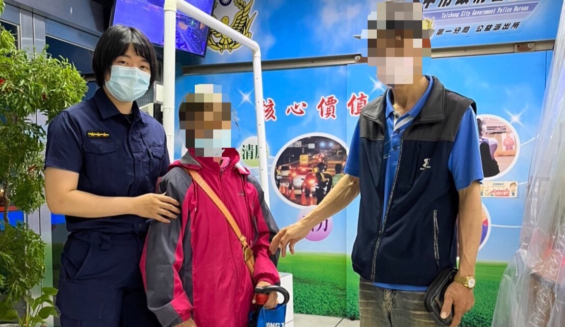 ▲77歲王姓老婦看完醫生卻忘記回家路,員警從婦人皮包發現兒子電話,聯繫兒子到派出所接回媽媽 (圖/台中市警察局 提供)