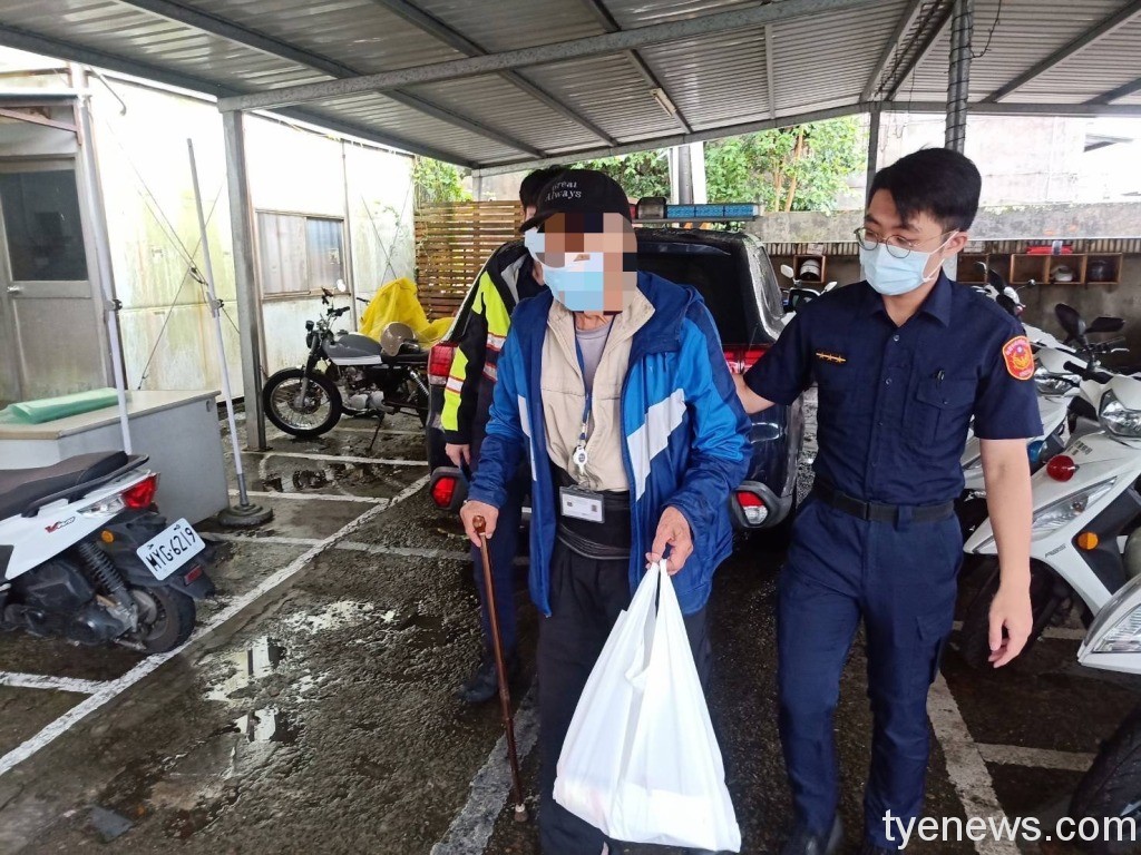 8旬失智翁雨中徘徊 龜警請里長「人臉辨識」助返家 18 S 17489948