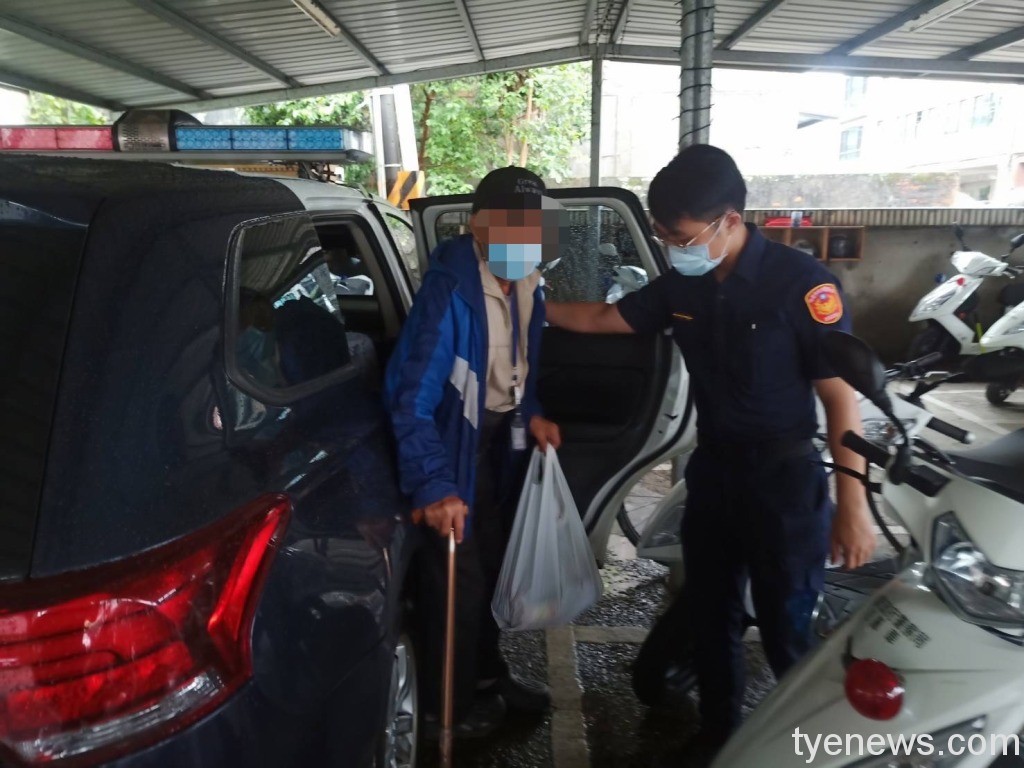 8旬失智翁雨中徘徊 龜警請里長「人臉辨識」助返家 19 S 17489947