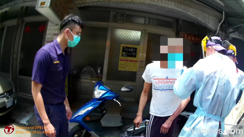 中風後意志消沉天天醉 八德警助路倒男子送醫 18 S 1654911
