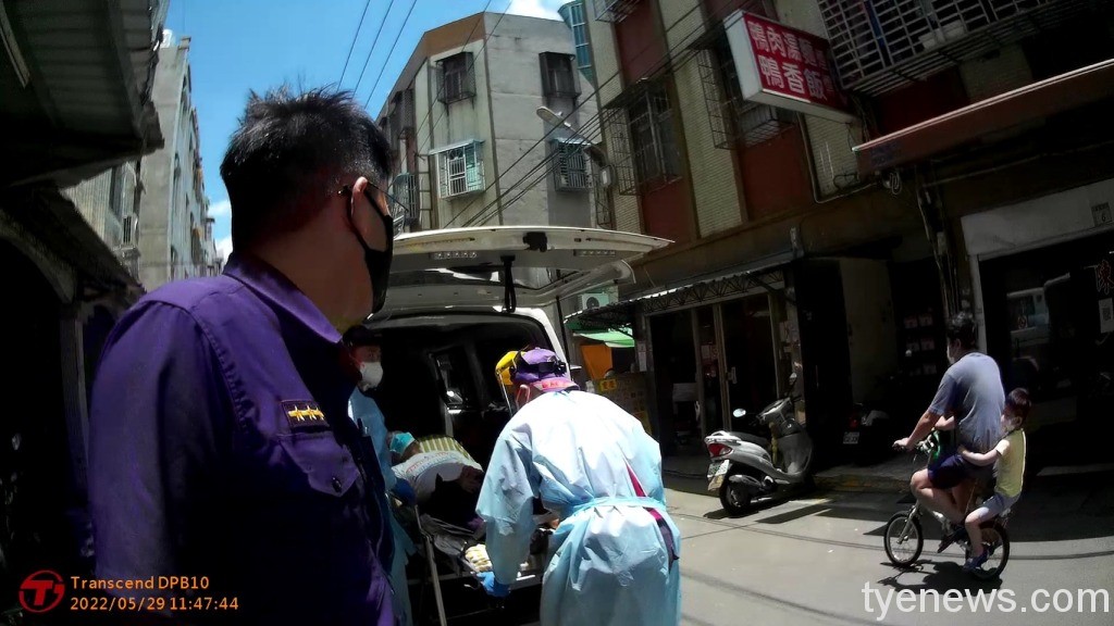 中風後意志消沉天天醉 八德警助路倒男子送醫 19 S 1654916