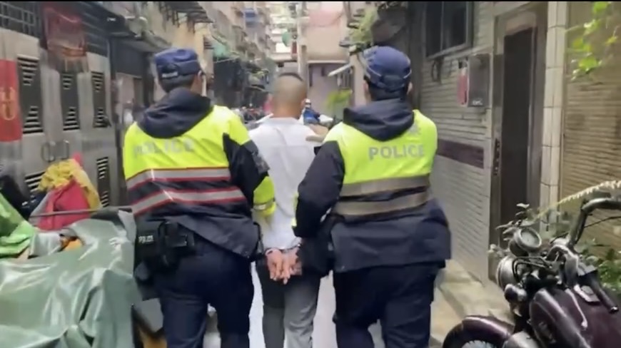 圖片說明:樹林警請受騙民眾佯稱要付款,釣出詐騙取款車手,於雙方面交時當場人贓俱獲。(記者徐煜勝翻攝)