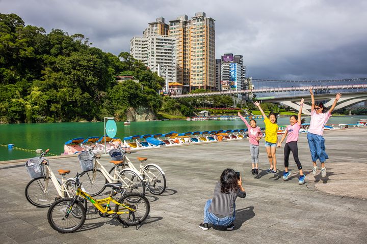 「新店溪自行車道」可漫遊水岸及城市綠廊。 圖:新北市政府觀光旅遊局/提供