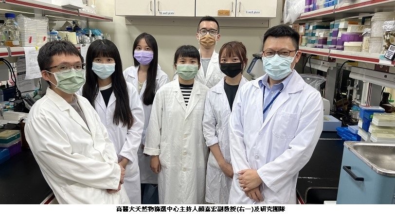 可能是 6 個人、大家站著和室內的圖像