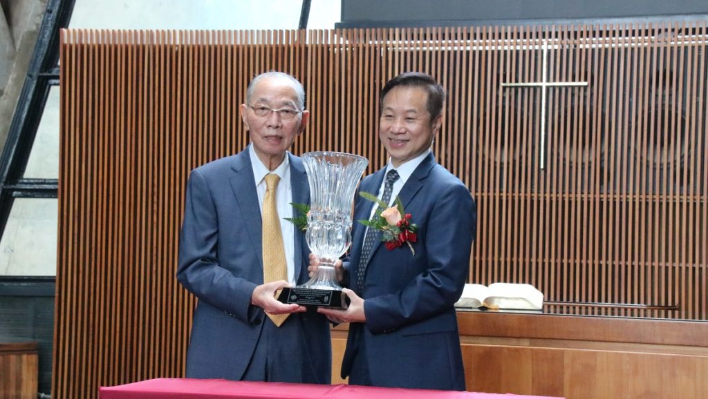 巨大集團劉金標創辦人接受張國恩校長頒發「 2022年聯合國世界自行車日獎-特別終身成就獎」(圖/陳惠玲攝影)