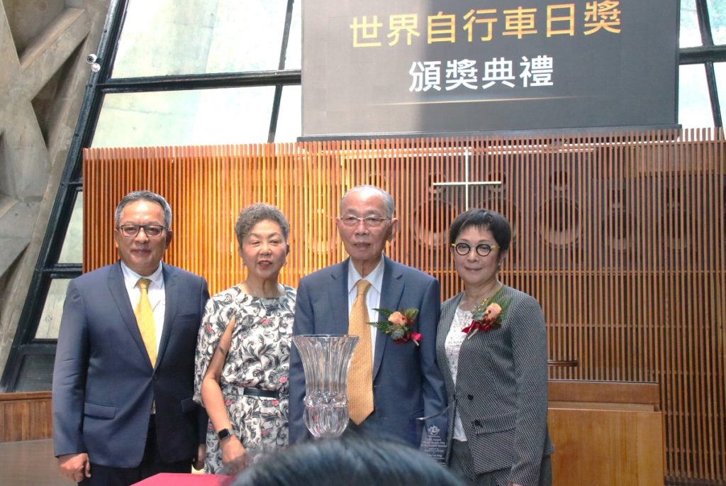 自行車新文化基金會董事長劉麗珠(右一)、巨大集團創辦人劉金標(右二)、董事長杜綉珍(左二)、執行長劉湧昌(左一)合影