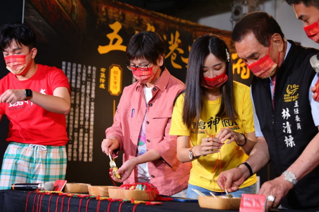 立法委員蔡壁如(中粉色外套)和主委林清標一同製作王爺香火加持的香包
