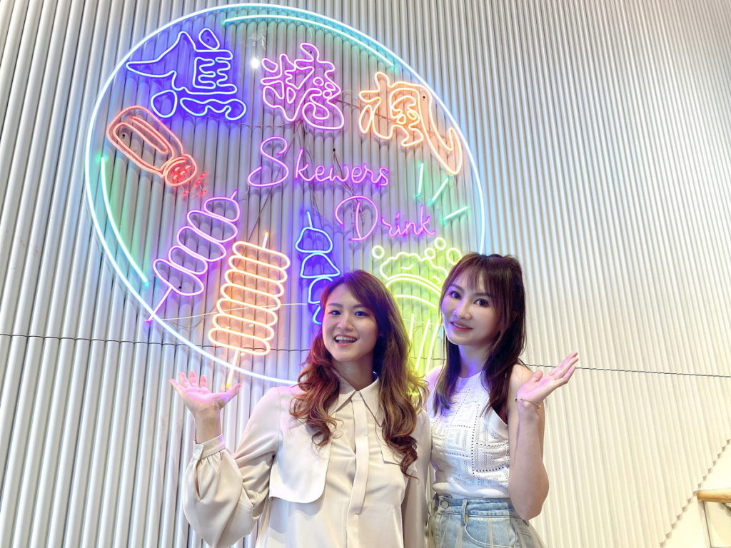 財富女神王宥忻於2(日)帶著草泥馬麥可和水豚君魯夫前往擔任一日店長