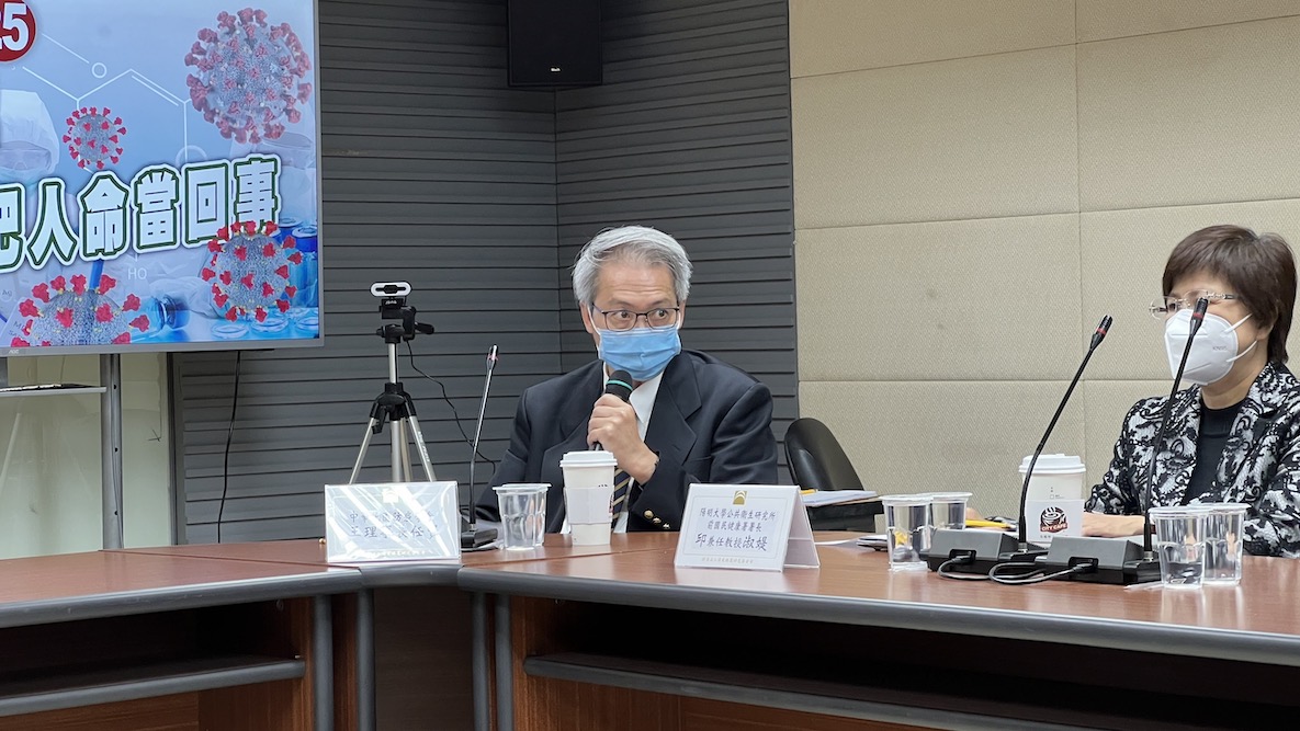 疫情仍嚴峻 孩童成高風險群 國政基金會:停止與病毒共存的幻想 32 中華民國防疫學會理事長王任賢。