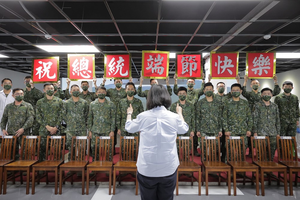 端午節前夕 蔡英文視導海軍陸戰隊 親扛起火箭砲秀女力 16 總統蔡英文2日視導海軍陸戰隊陸戰六六旅,國軍弟兄祝端午節快樂。