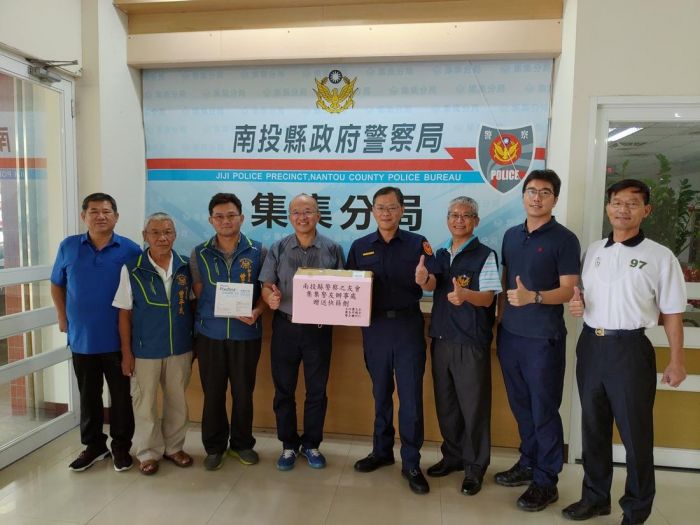 集集警友辦事處贈送快篩試劑 保障分局同仁安全