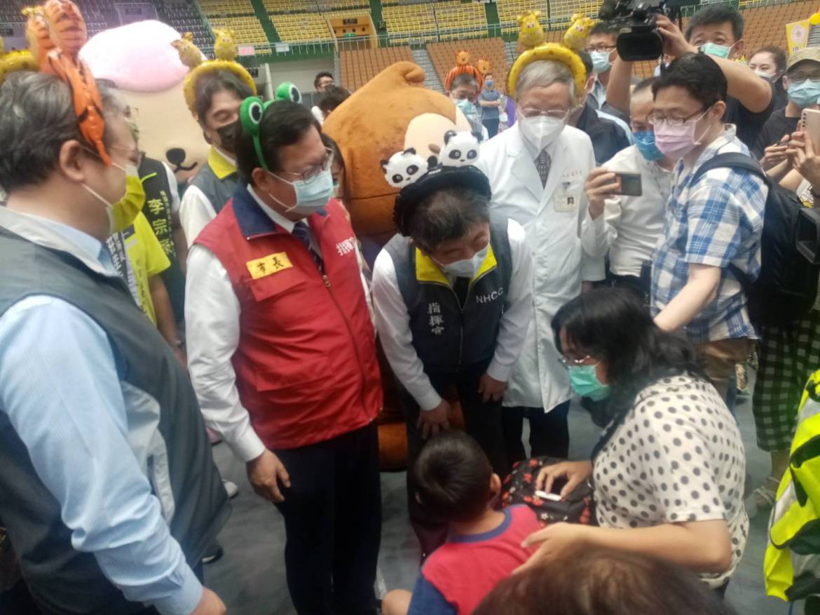 【有片】陳時中與鄭文燦戴上卡通髮箍 視察桃園兒童疫苗大型接種站 18 61455