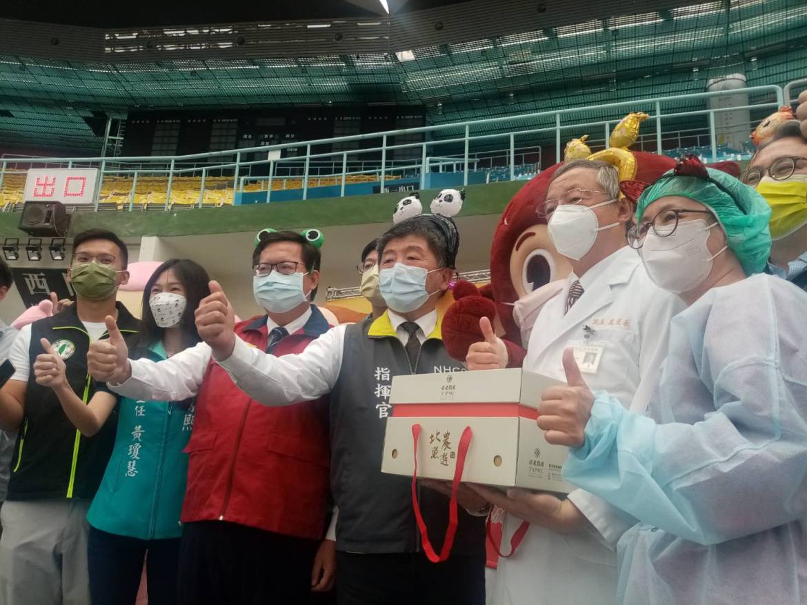 【有片】陳時中與鄭文燦戴上卡通髮箍 視察桃園兒童疫苗大型接種站 19 61453