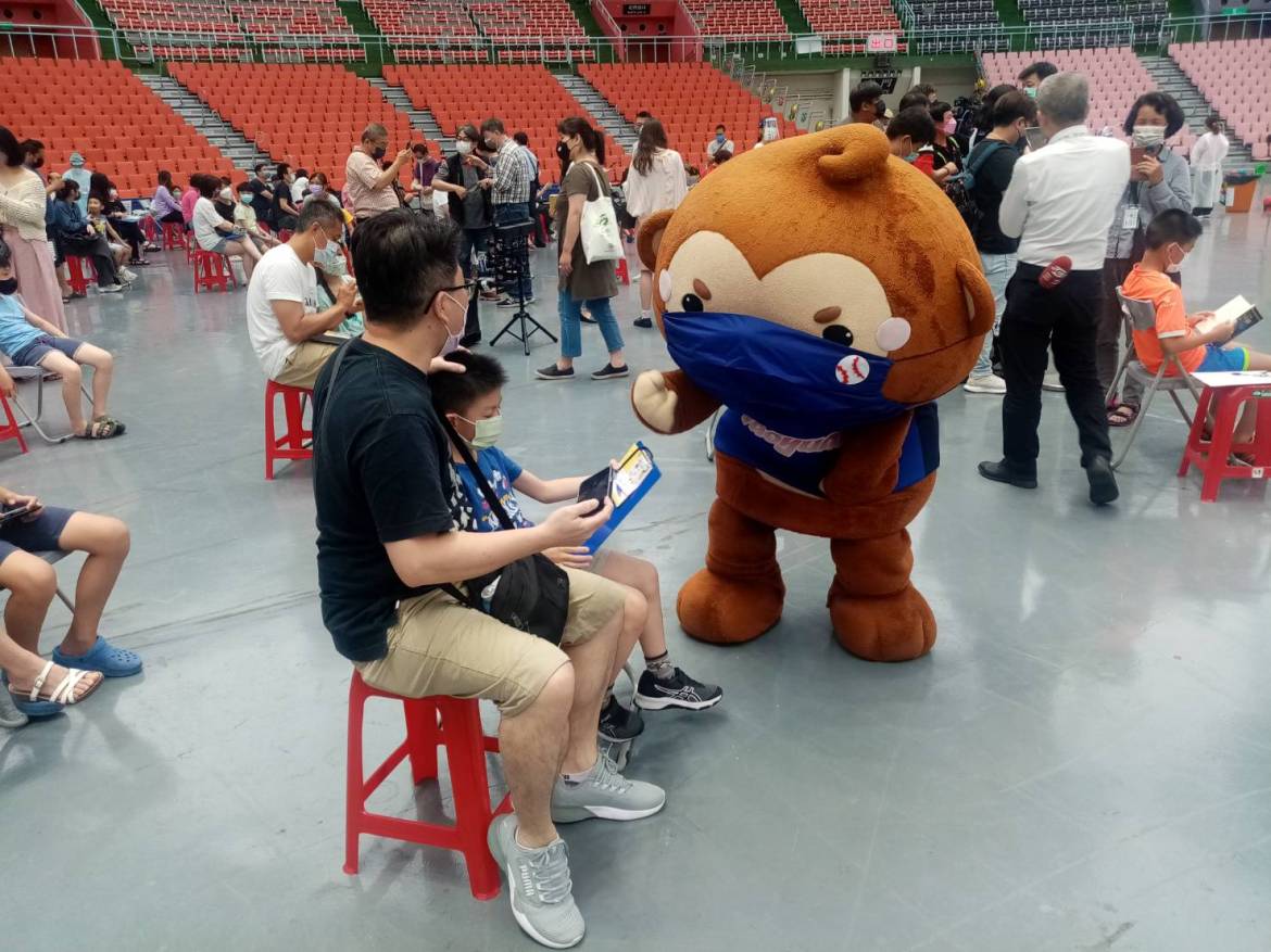 【有片】陳時中與鄭文燦戴上卡通髮箍 視察桃園兒童疫苗大型接種站 20 61458
