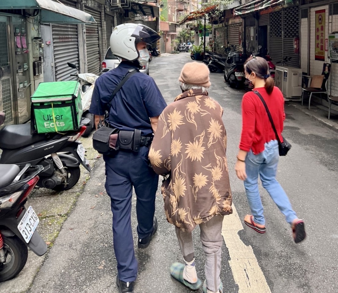圖片說明:中和所員警林育新、陳宇觀護送老婦人返家。(記者馬治薇翻攝)
