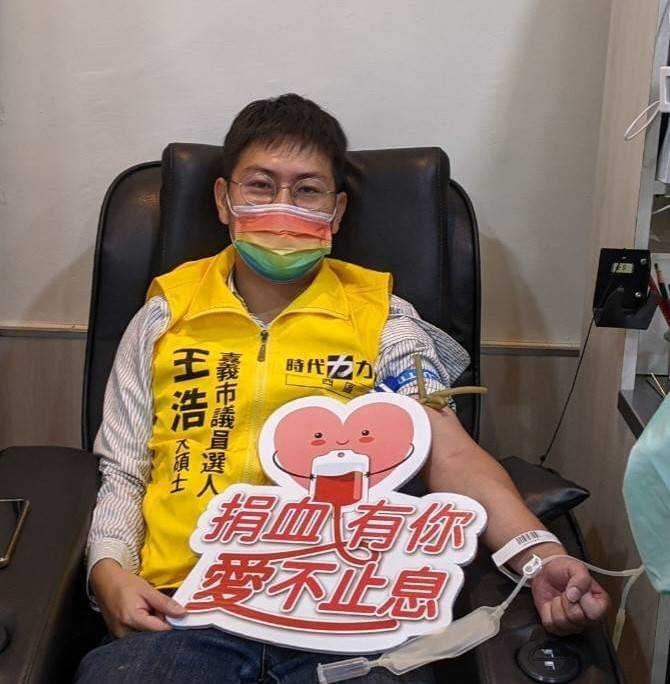 圖片說明 : 年輕參選人王浩滿腔熱血捐了再上。(記者劉治強攝)