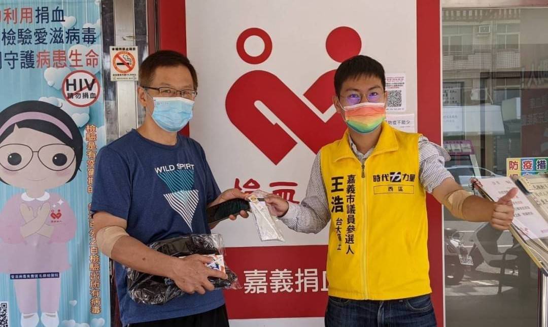 圖片說明 : 時代力量嘉義市黨部及西區議員參選人王浩挽袖捐血。(記者劉治強攝)
