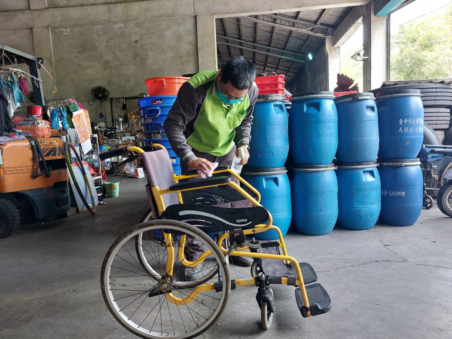 圖片說明:臺中市政府環保局大肚區清潔隊日常清運時機回收輔具,並將整理、消毒後,再次賦予物品新生命,捐贈給弱勢民眾及公益團體,讓愛延續。