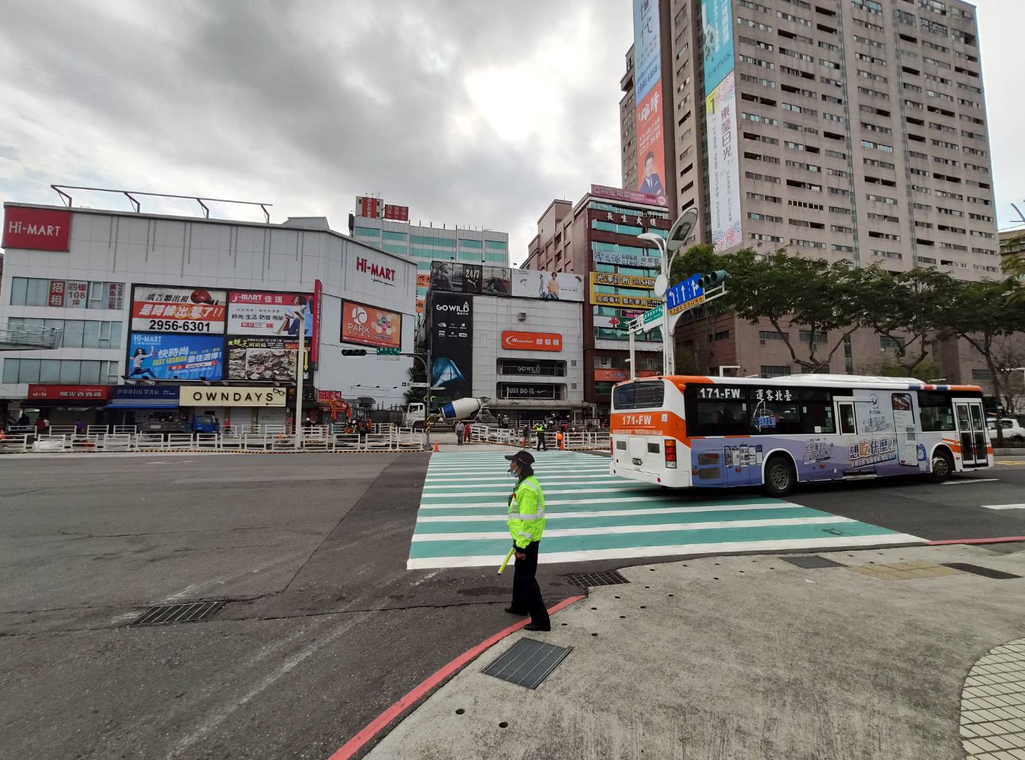 圖片說明:板橋警將在縣民大道、文化路沿線路段、板橋火車站、國道客運轉運站周邊執行加強交通疏導。 (記者林艷林翻攝)
