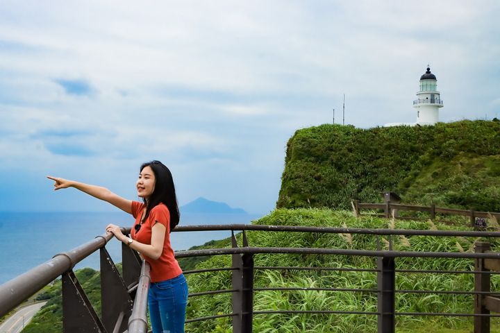 貢寮三貂角,在希臘白的燈塔下俯瞰太平洋。 圖:新北市政府觀光旅遊局/提供