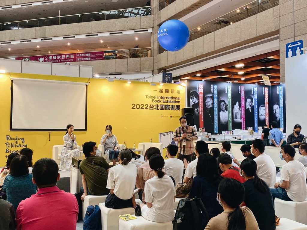 項婕如(左起)、懷觀、馮勃翰在台北國際書展的沙龍座談會上,分享了催生和參與《劍魂如初》AR劇場的心得感想。
