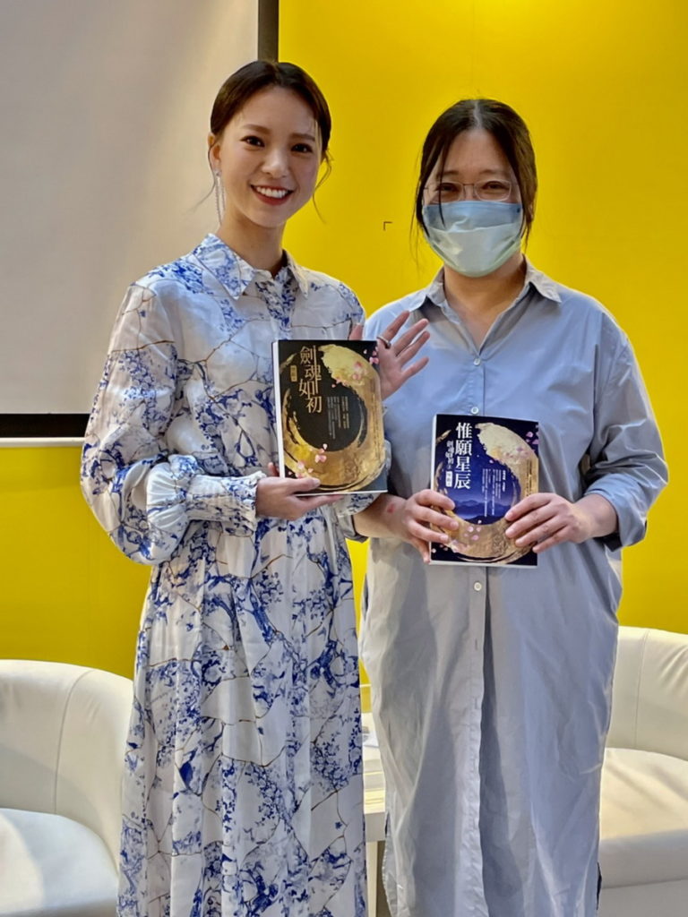 才女作家懷觀(右)邀來女星項婕如參與AR劇場演出 擦出跨界火花