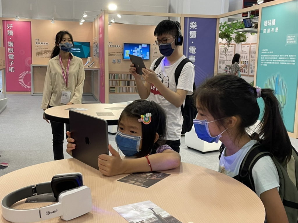 《劍魂如初》吸引眾多親子檔、年輕朋友前來體驗AR劇場。