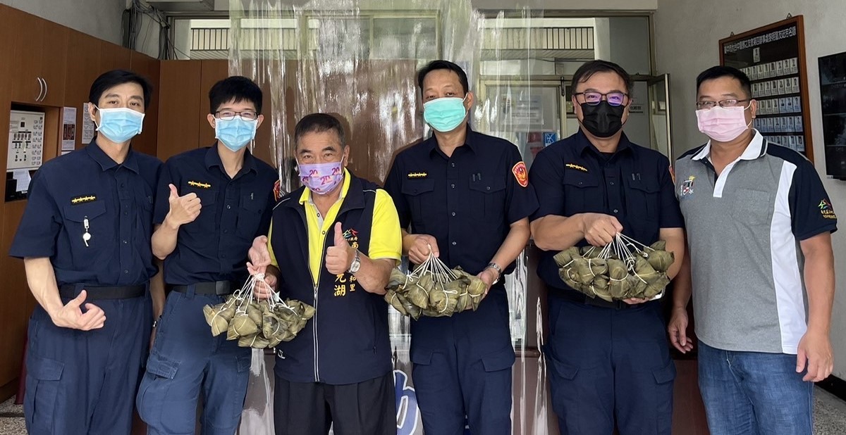▲南屯區三和里長廖元湖贈予黎明派出所60顆愛心粽,表達誠摯的謝意與鼓勵 (圖/台中市警察局 提供)
