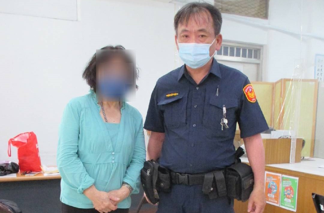 ▲61歲的獨居陳婦因車禍未癒、生活困頓,「菩薩警」林志營立即轉介慈善團體度難關 (圖/台中市警察局 提供)