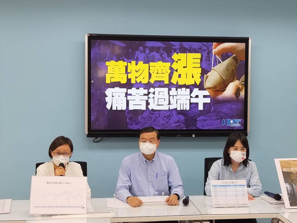 物價漲迎痛苦端午節 國民黨團要民進黨拿出超徵4000億稅收擴大補助 18 國民黨團3日召開記者會,呼籲民進黨政府拿出超徵的4000億稅收,擴大補助救弱勢。