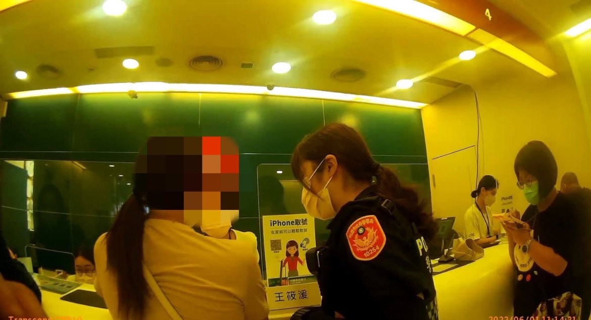 網戀認識「老公」缺錢用 女子急匯款八德警苦勸阻詐 18 S 1695849