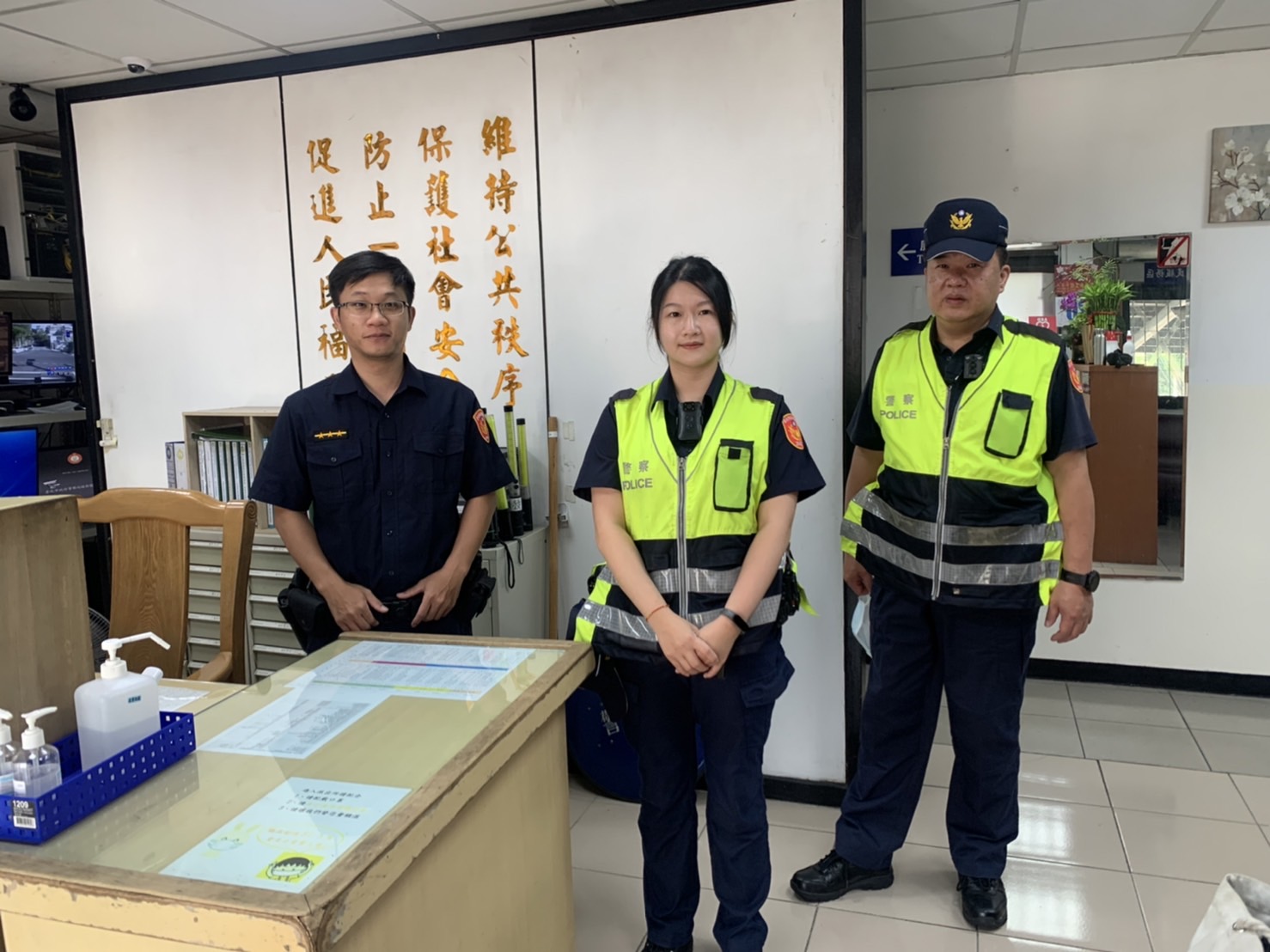 圖片說明:芝山岩派出所巡佐陳世倫、警員謝瑩姿、警員陳駟洧分工合作指揮疏導現場車輛,並合力將車輛推移至路邊安全處。(記者林鈞澤翻攝)