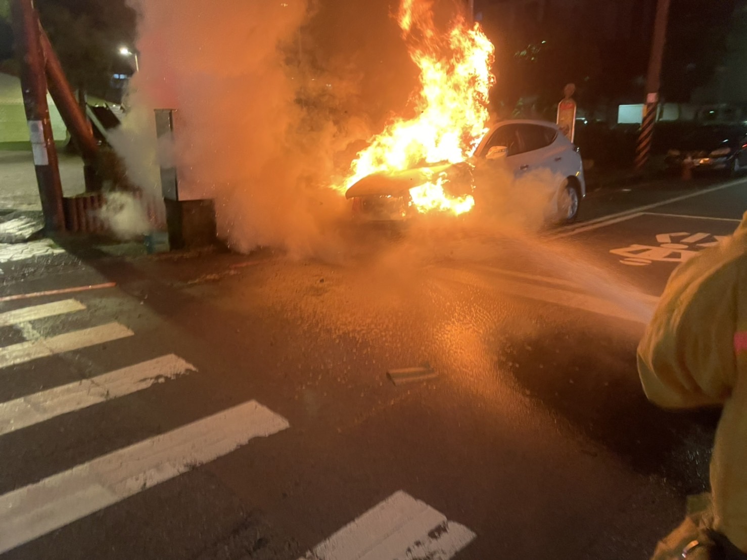 圖片說明:基隆市七堵區崇智街電箱爆出火星引發起火意外。(記者宋紹誠翻攝)