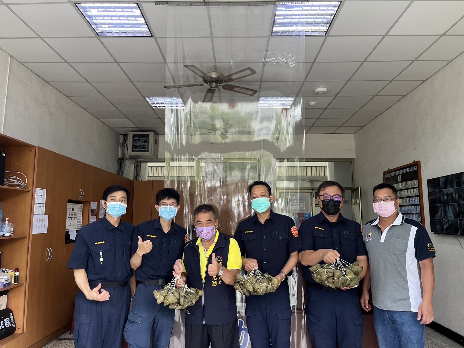 圖片說明:南屯區三和里里長廖元湖致贈肉粽慰勞警四分局黎明派出所辛勤工作的員警。(記者謝榮浤翻攝)