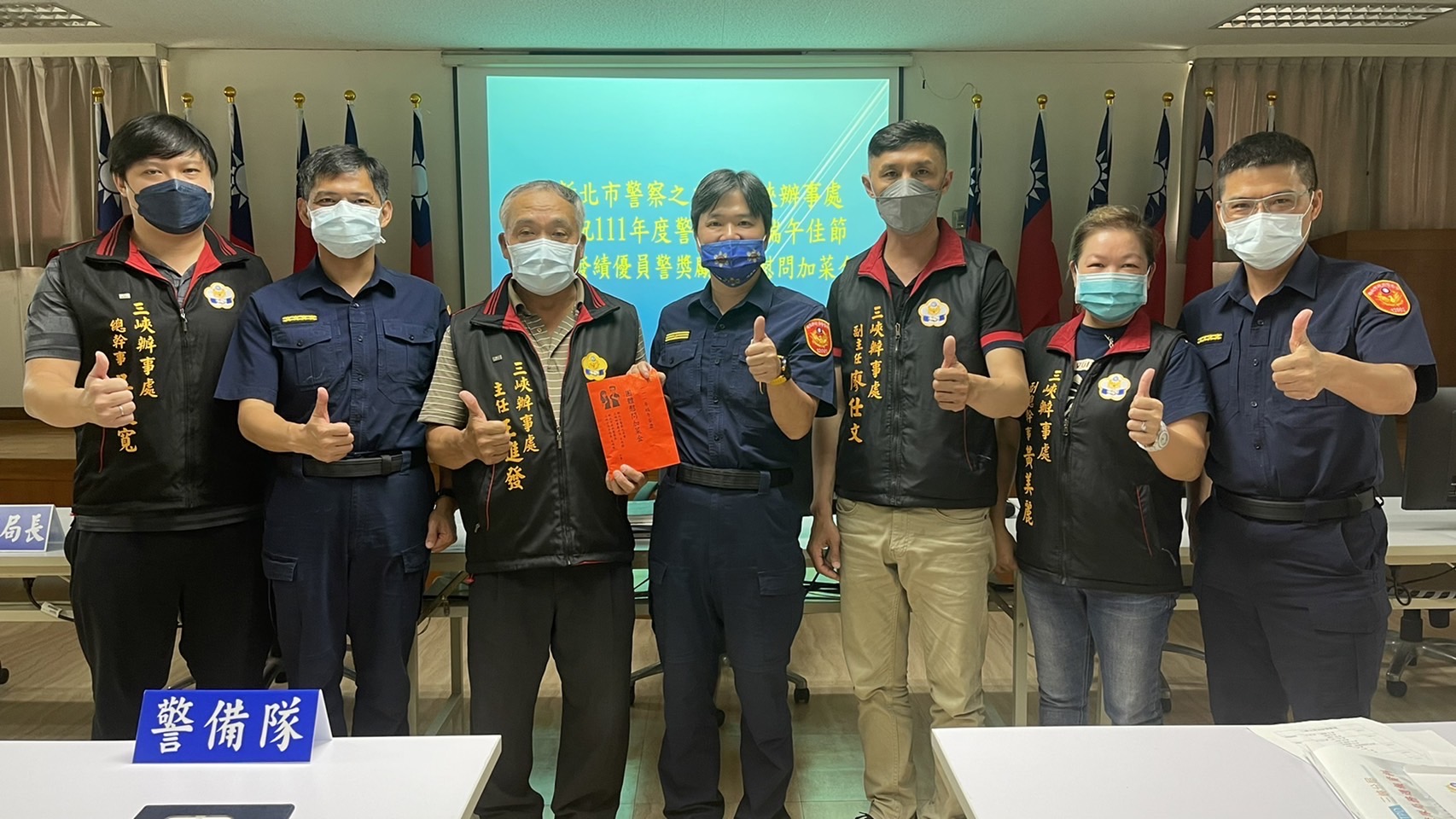 圖片說明:三峽警友辦事處主任王進發一行至三峽分局致贈端午節團體加菜金。(記者林艷林翻攝)