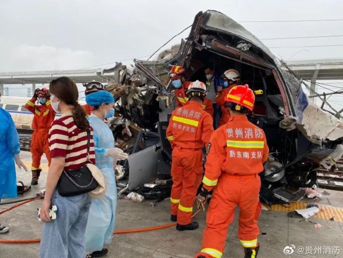 大陸貴廣線動車撞上泥石流脫線 司機遇難、1名列車員與7名旅客受傷!