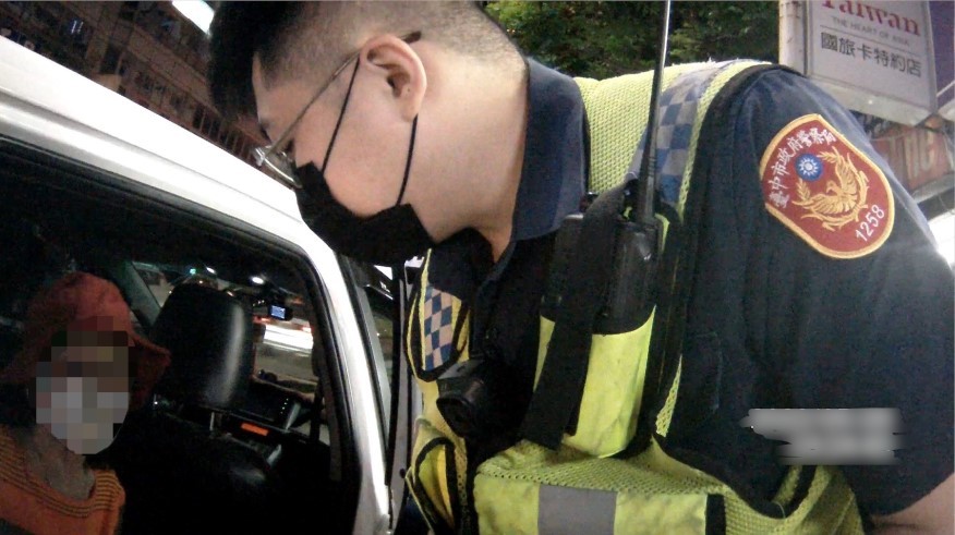 ▲視力退化的83歲姚姓阿嬤迷路街頭,員警從敬老愛心卡查詢到阿嬤住家 (圖/台中市警察局 提供)