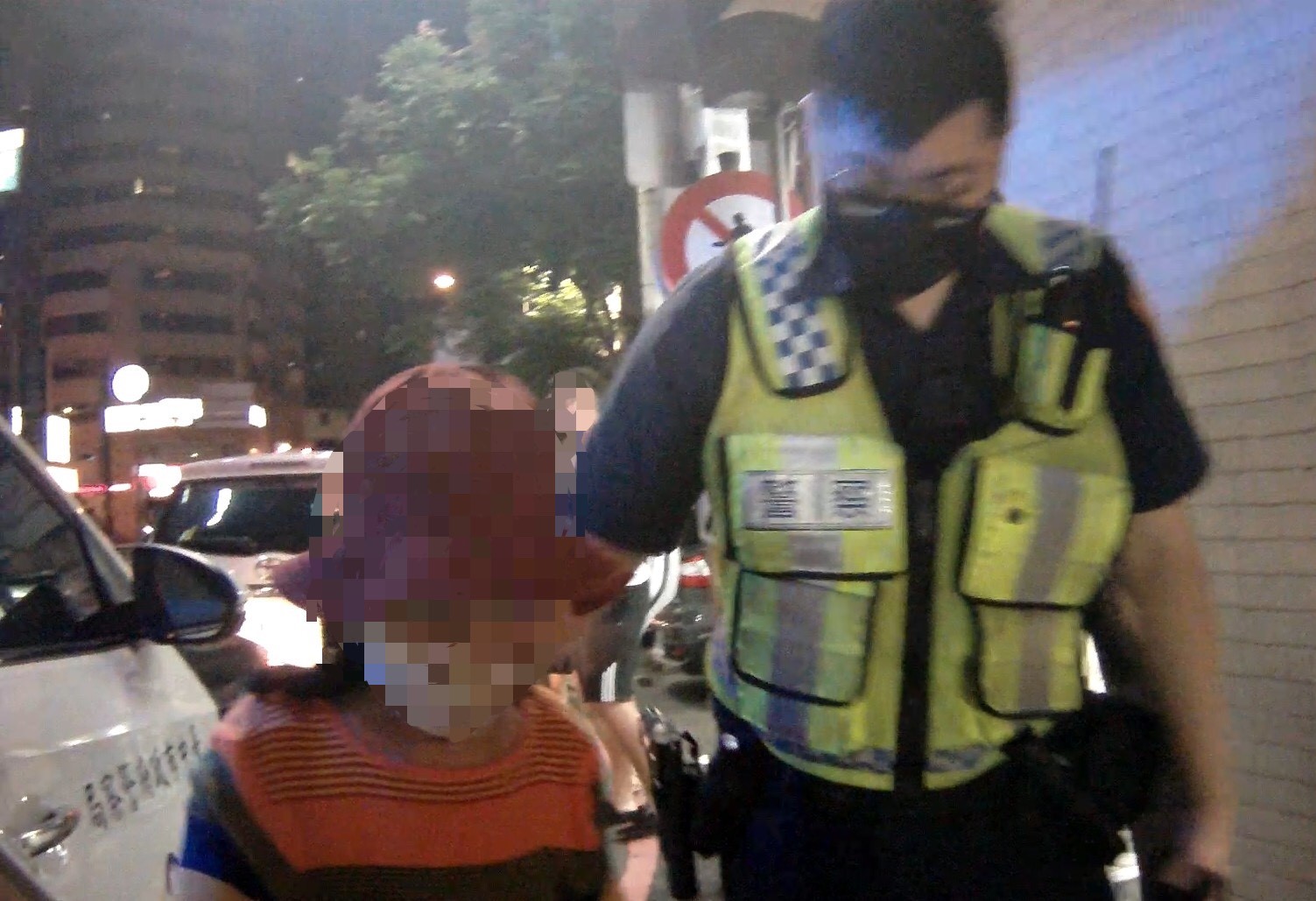 ▲因為阿嬤視力不佳且天色已黑,員警直接將阿嬤護送回家 (圖/台中市警察局 提供)
