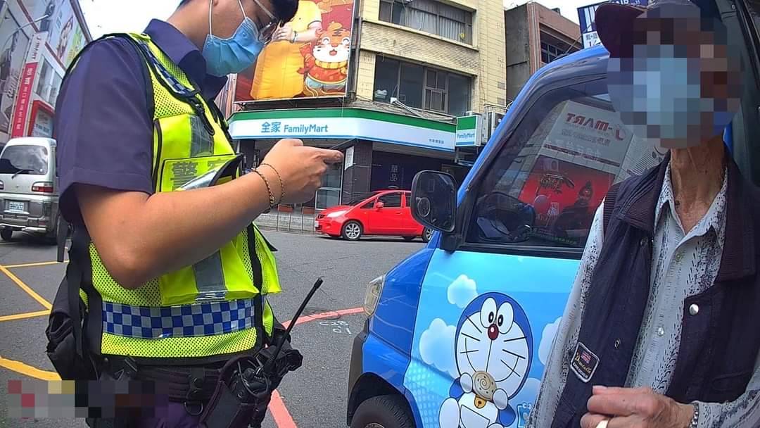 ▲90多歲老翁連續走失街頭2次,幸好都有熱心民眾協助報警 (圖/苗栗縣警察局 提供)