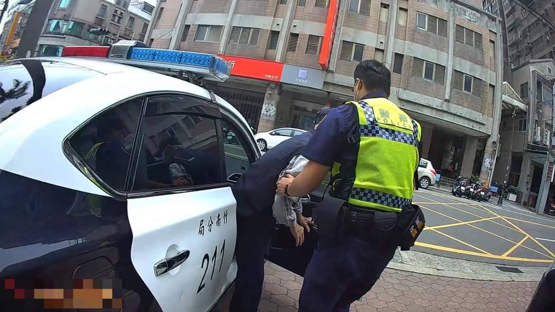▲員警以巡邏車載送老翁安全返家 (圖/苗栗縣警察局 提供)