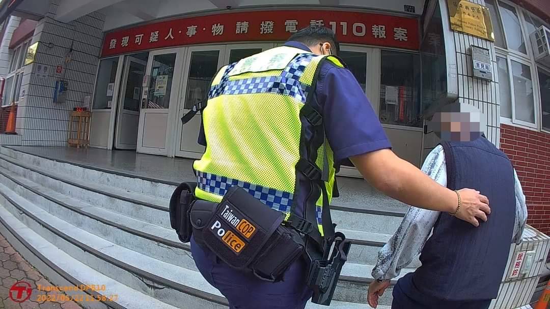 ▲第二次走失時,員警先載老翁至所休息,並請家人多注意老翁狀態及行蹤 (圖/苗栗縣警察局 提供)
