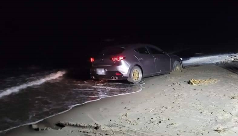 ▲外地遊客不慎將車開到後龍鎮水尾沙灘上，動彈不得急報警 (圖/苗栗縣警察局 提供)