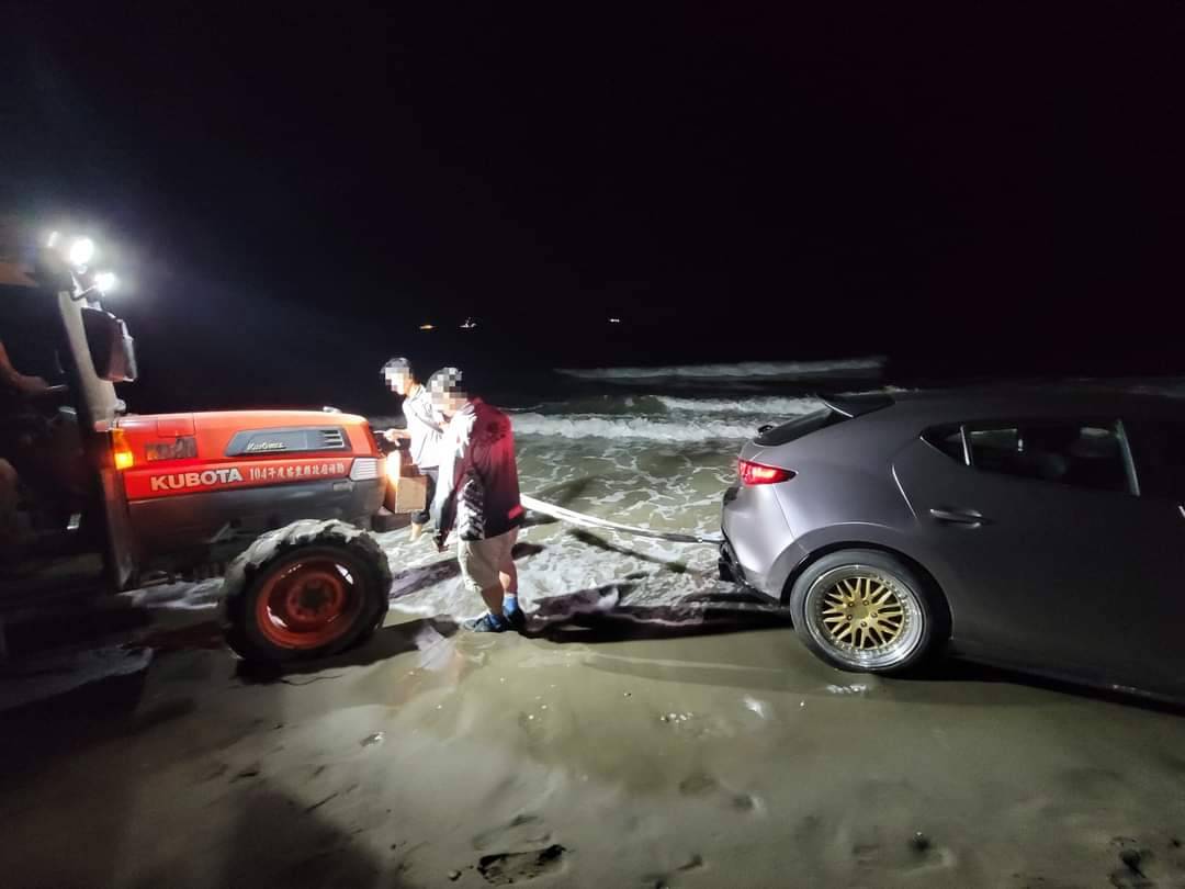 ▲員警緊急聯繫附近農民開來耕耘機，將受困車輛拖離沙灘    (圖/苗栗縣警察局 提供)