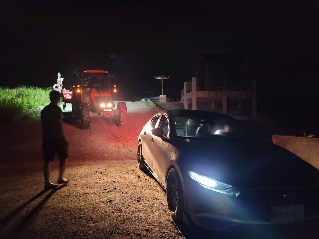 ▲耕耘機順利將自小客車拉回到平地上    (圖/苗栗縣警察局 提供)