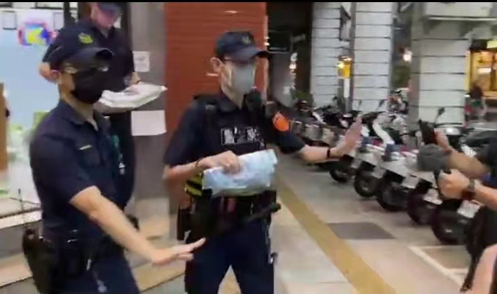 圖片說明:忠二路派出所所長張畯盛指出,經清點計千餘發子彈,外觀完整。(記者宋紹誠翻攝)