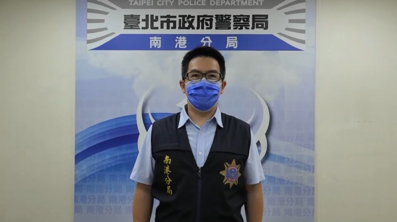 圖片說明:南港分局偵查隊長陳人嘉說明畫面。 (記者林艷林翻攝)