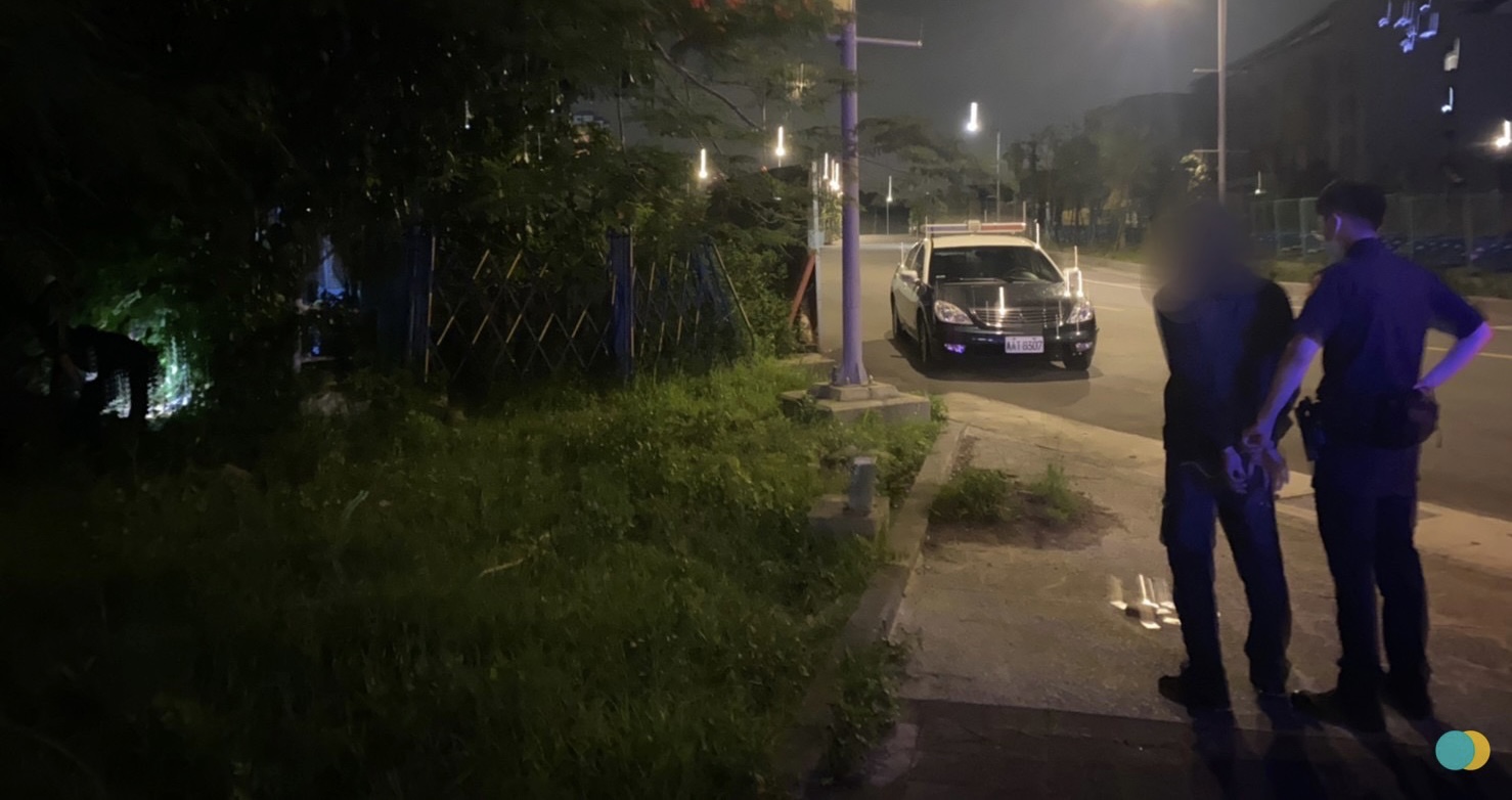 圖片說明:三峽警趁犯嫌再次犯案之時上前圍捕,成功逮回校園竊賊。(記者徐煜勝翻攝)