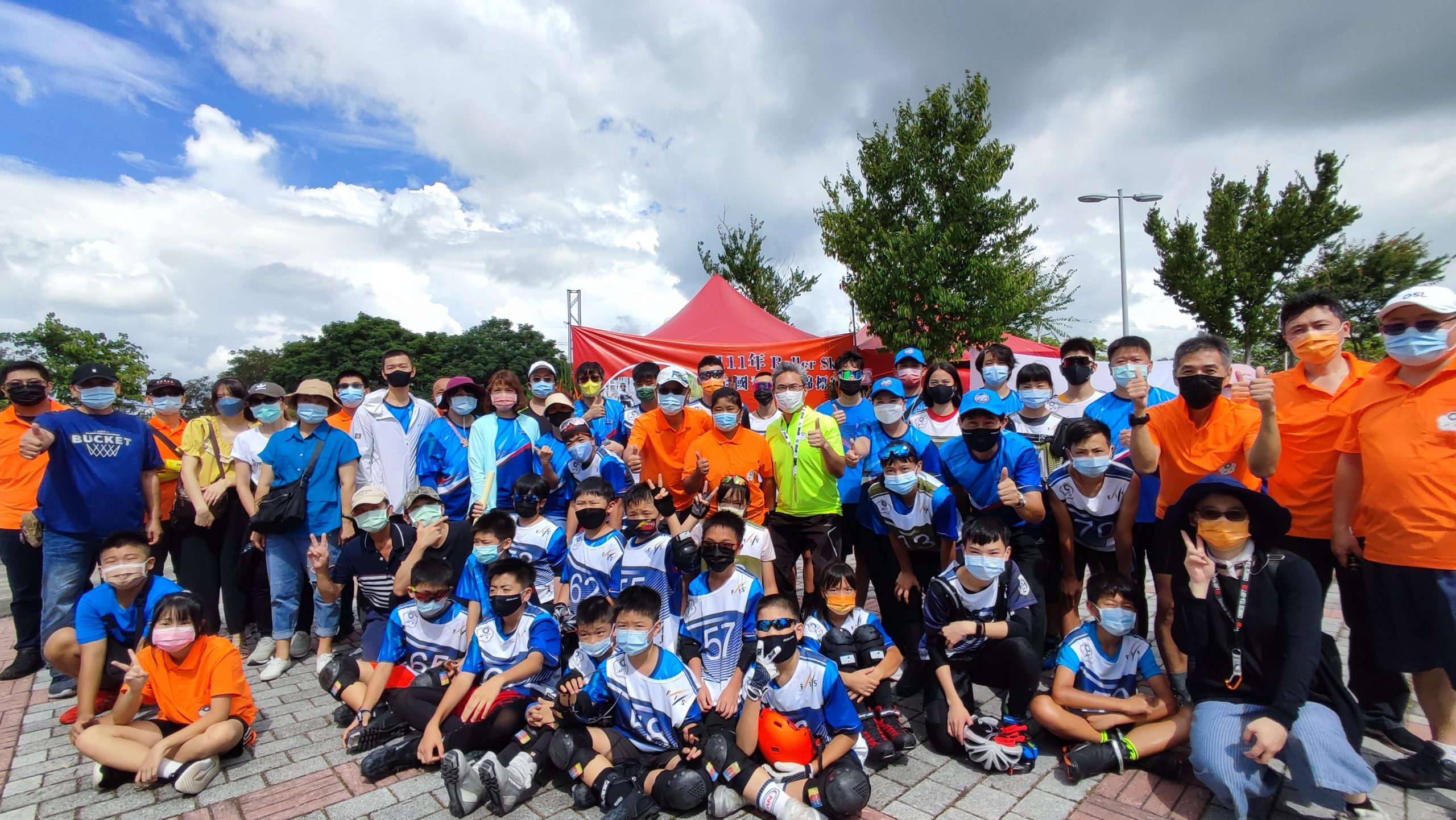 圖片說明：市府運動局長李昱叡代表市長盧秀燕出席今(4)日「111年Roller Ski全國青少年錦標賽」與大家合影。(記者謝榮浤翻攝)