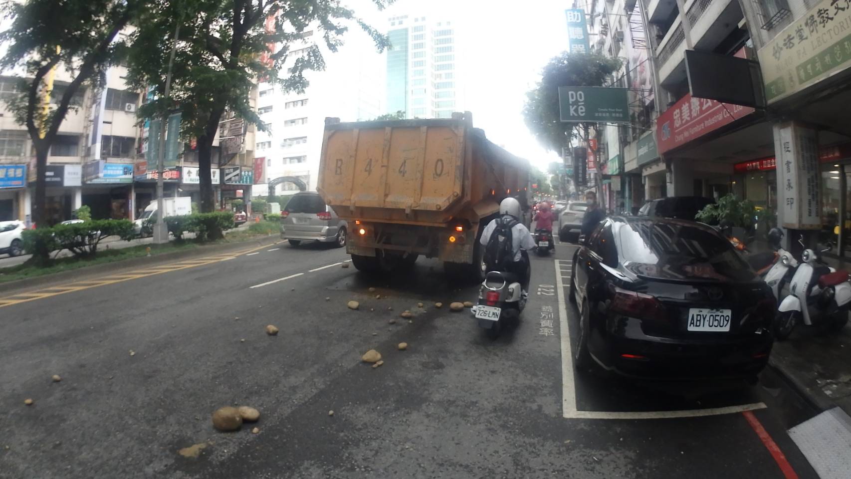 圖片說明:台中市北區崇德路與崇興路大貨車於道路上掉落砂石,並波及後方來車。(記者謝榮浤翻攝)